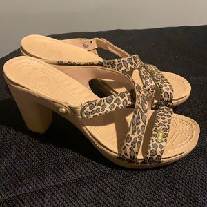 Crocs Cyprus IV #16140 Tan Leopard Animal Print Heels Size 8W. LIKE NEW!